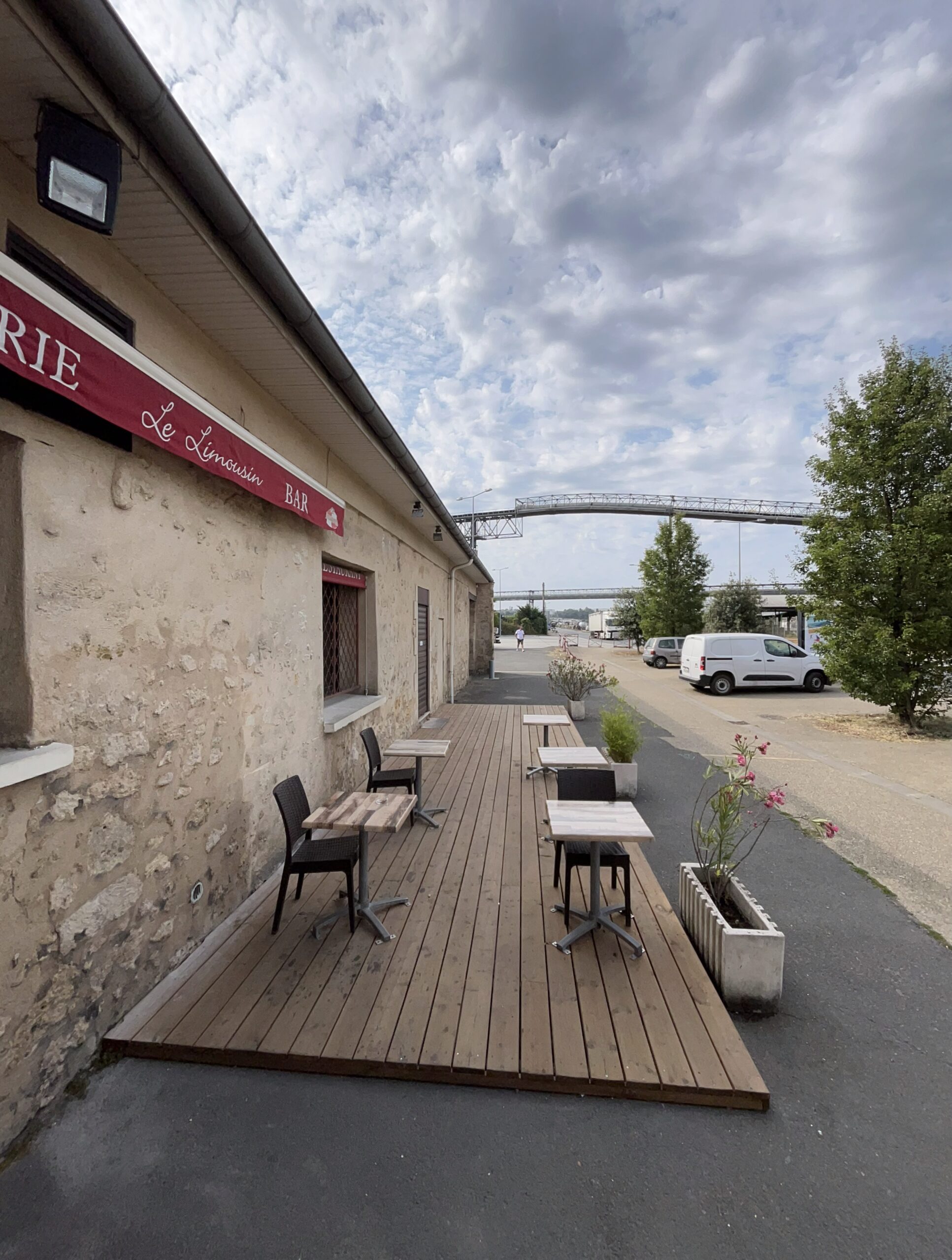 découvrez comment créer une terrasse en bois élégante et durable grâce à notre guide complet. suivez les étapes clés pour concevoir et réaliser ce projet d'aménagement extérieur incontournable, tout en bénéficiant de conseils pratiques et de recommandations pour choisir les bons matériaux.